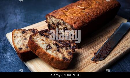 Fette di pane alla banana con gocce di cioccolato Foto Stock