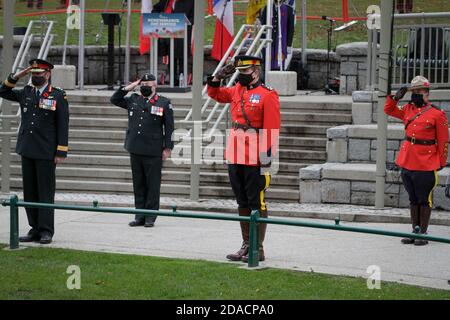 Vancouver, Canada. 11 Nov 2020. I membri delle forze Armate Canadesi salutano durante la cerimonia del giorno della memoria alla Piazza della Vittoria a Vancouver, British Columbia, Canada, 11 novembre 2020. A causa della pandemia di COVID-19, la Giornata della memoria di quest'anno si è svolta nell'ambito di misure di sicurezza sanitaria. La Piazza della Vittoria è stata chiusa al pubblico e ha consentito solo a un numero limitato di partecipanti di partecipare alla cerimonia. Credit: Liang Sen/Xinhua/Alamy Live News Foto Stock