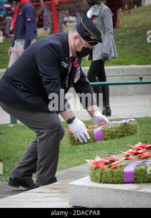 Vancouver, Canada. 11 Nov 2020. Un rappresentante delle forze Armate Canadesi pone una corona al cenotafio durante la cerimonia del giorno della memoria a Victory Square a Vancouver, British Columbia, Canada, 11 novembre 2020. A causa della pandemia di COVID-19, la Giornata della memoria di quest'anno si è svolta nell'ambito di misure di sicurezza sanitaria. La Piazza della Vittoria è stata chiusa al pubblico e ha consentito solo a un numero limitato di partecipanti di partecipare alla cerimonia. Credit: Liang Sen/Xinhua/Alamy Live News Foto Stock
