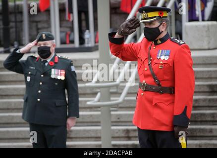 Vancouver, Canada. 11 Nov 2020. I membri delle forze Armate Canadesi salutano durante la cerimonia del giorno della memoria alla Piazza della Vittoria a Vancouver, British Columbia, Canada, 11 novembre 2020. A causa della pandemia di COVID-19, la Giornata della memoria di quest'anno si è svolta nell'ambito di misure di sicurezza sanitaria. La Piazza della Vittoria è stata chiusa al pubblico e ha consentito solo a un numero limitato di partecipanti di partecipare alla cerimonia. Credit: Liang Sen/Xinhua/Alamy Live News Foto Stock