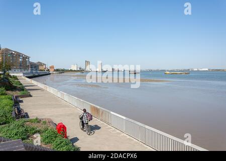 William Cory Promenade e il Tamigi da Riverside Gardens, Erith, London Borough of Bexley, Greater London, England, Regno Unito Foto Stock