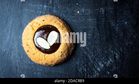 Biscotto di mandorle con cuore di cioccolato Foto Stock
