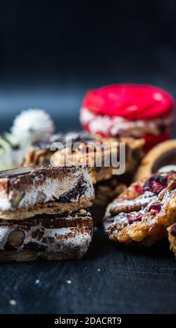 Selezione di dessert natalizi con biscotti e bar Foto Stock