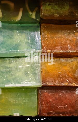 Disposizione di saponette verdi e arancioni fatte a mano, Istanbul, Turchia Foto Stock