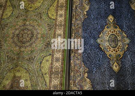 Closeup di colorati tappeti turchi verdi e blu fatti a mano con disegni e disegni intricati, Istanbul, Turchia Foto Stock