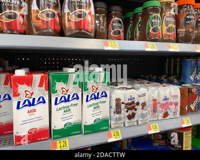 Orlando, FL/USA - 2/6/20: Latte non refrigerato Lala in un negozio di alimentari Walmart. Foto Stock