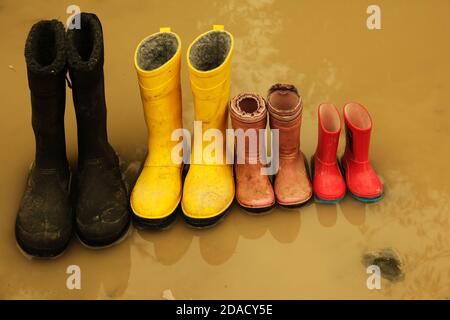 Famiglia di abitazioni sporche in acqua sporca nero, giallo, rosa, rosso. Stock P Foto Stock