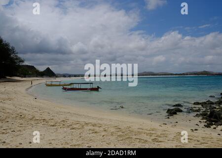 Indonesia Lombok - Spiaggia di Tanjung Aan con sabbia bianca - Pantai Tanjung Aan Foto Stock