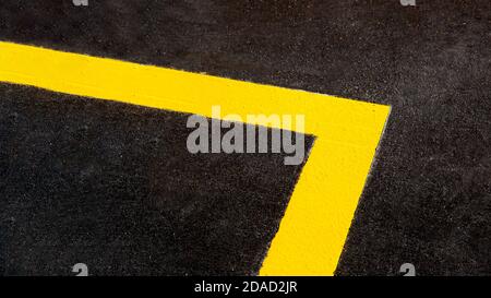 segni gialli angolo della nuova autostrada con asfalto superficie stradale asfalto close up struttura asfalto di bitume strada, nessuno. Foto Stock