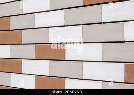 muratura da mattoni multicolore texture del design delle pareti della facciata e degli interni in stile loft vista laterale in primo piano. Foto Stock