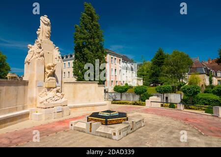 Francia, Cher (18), Vierzon, piazza Lucien Beaufrère progettato da Eugène-Henry Karcher e elencato come monumenti storici, deads memoriali di guerra Foto Stock