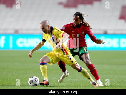 Lisbona, Portogallo. 11 Nov 2020. Marc Pujol (L) di Andorra vies con Renato Sanches del Portogallo durante una partita di calcio amichevole allo stadio Luz di Lisbona, Portogallo, il 11 novembre 2020. Credit: Pedro Feuza/Xinhua/Alamy Live News Foto Stock