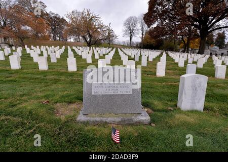 New York City, Stati Uniti. 11 Nov 2020. Per il Veterans Day, la bandiera americana viene posta ai piedi della testa del soldato caduto al Cimitero Nazionale di Cypress Hills, nel quartiere Brooklyn di New York, NY, il 11 novembre 2020. La data di celebrazione del giorno dei Veterani è stata scelta per commemorare la fine della prima guerra mondiale (prima guerra mondiale), quando l'undicesima ora dell'undicesimo giorno dell'undicesimo mese del 1918, i combattimenti si sono fermati dopo che la Germania ha firmato un armistizio. (Anthony Behar/Sipa USA) Credit: Sipa USA/Alamy Live News Foto Stock