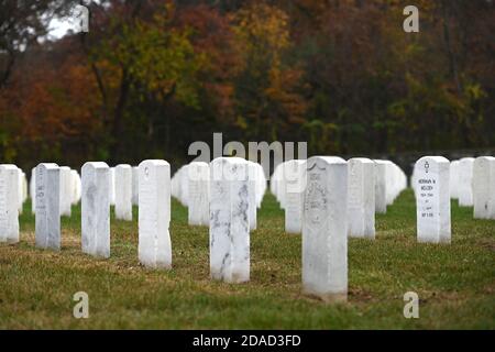 New York City, Stati Uniti. 11 Nov 2020. Le tombe dei soldati caduti sono collocate simmetricamente al Cypress Hills National Cemetery, nel quartiere Brooklyn di New York, NY, il 11 novembre 2020. La data di celebrazione del giorno dei Veterani è stata scelta per commemorare la fine della prima guerra mondiale (prima guerra mondiale), quando l'undicesima ora dell'undicesimo giorno dell'undicesimo mese del 1918, i combattimenti si sono fermati dopo che la Germania ha firmato un armistizio. (Anthony Behar/Sipa USA) Credit: Sipa USA/Alamy Live News Foto Stock