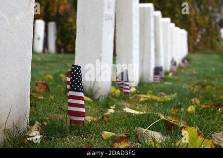 New York City, Stati Uniti. 11 Nov 2020. Per il Veterans Day, le bandiere americane sono collocate ai piedi della lapide dei soldati caduti al Cypress Hills National Cemetery, nel quartiere Brooklyn di New York, NY, il 11 novembre 2020. La data di celebrazione del giorno dei Veterani è stata scelta per commemorare la fine della prima guerra mondiale (prima guerra mondiale), quando l'undicesima ora dell'undicesimo giorno dell'undicesimo mese del 1918, i combattimenti si sono fermati dopo che la Germania ha firmato un armistizio. (Anthony Behar/Sipa USA) Credit: Sipa USA/Alamy Live News Foto Stock