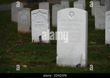 New York City, Stati Uniti. 11 Nov 2020. Per il Veterans Day, le bandiere americane sono collocate ai piedi della lapide dei soldati caduti al Cypress Hills National Cemetery, nel quartiere Brooklyn di New York, NY, il 11 novembre 2020. La data di celebrazione del giorno dei Veterani è stata scelta per commemorare la fine della prima guerra mondiale (prima guerra mondiale), quando l'undicesima ora dell'undicesimo giorno dell'undicesimo mese del 1918, i combattimenti si sono fermati dopo che la Germania ha firmato un armistizio. (Anthony Behar/Sipa USA) Credit: Sipa USA/Alamy Live News Foto Stock