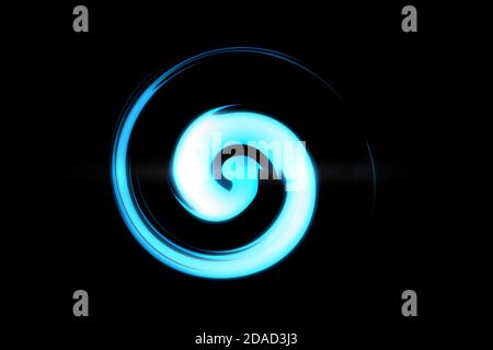 Fuoco blu con luminoso swirling su sfondo nero. Spirale incandescente con luce circolare effetto luce, sfondo astratto Foto Stock