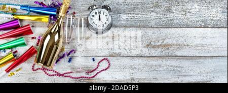 L'orologio si avvicina alla mezzanotte per un felice concetto di Capodanno con champagne dorato, bicchieri da bere e decorazioni per le feste Foto Stock