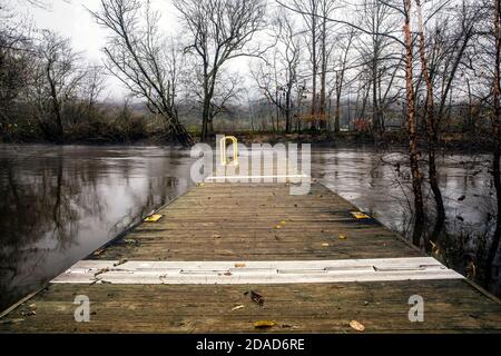 Attracco in legno sul French Broad River in una mattinata nebbiosa - Penrose Boating Access Area - Penrose, vicino a Brevard, Carolina del Nord, USA Foto Stock