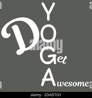 Poster calligrafico con frase - fare Yoga e ottenere impressionante con font bianco su sfondo grigio. Foto Stock