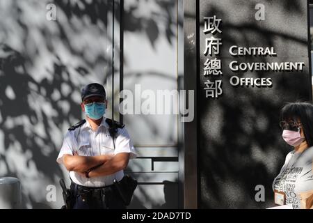 Hong Kong, Cina. 12 Nov 2020. La polizia ha visto il consiglio legislativo esterno a Hong Kong il 12 novembre 2020.tutti i legislatori democratici molto dopo 4 legislatori cacciati dal governo mercoledì. Credit: May James/ZUMA Wire/Alamy Live News Foto Stock