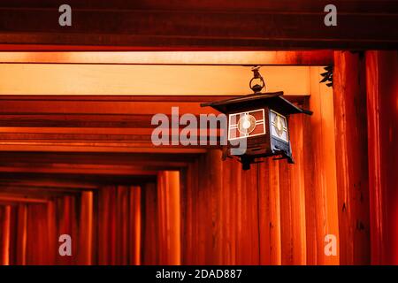 Bella decorazione lanterna su porte torii rosso arancio al Santuario Fushimi Inari Taisha a Kyoto, Giappone Foto Stock
