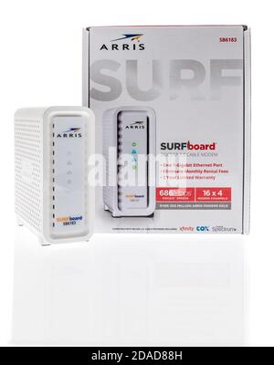 Winneconne, WI - 20 ottobre 2020: Un pacchetto di modem via cavo Arris Surf per xfininità, cox e servizi di spettro su uno sfondo isolato. Foto Stock