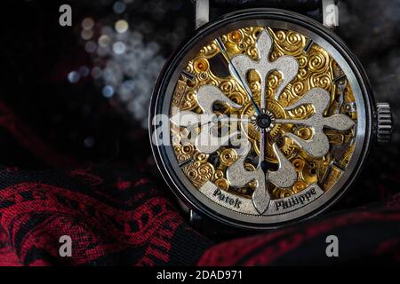 NAKHON RATCHASIMA, THAILANDIA – 8 OTTOBRE 2020 : Antiquariato orologio Patek Philippe con sfondo glitter. Foto Stock