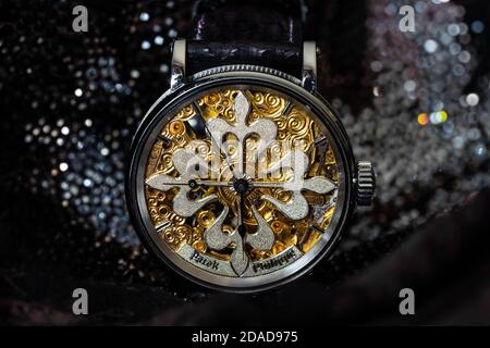 NAKHON RATCHASIMA, THAILANDIA – 8 OTTOBRE 2020 : Antiquariato orologio Patek Philippe con sfondo glitter. Foto Stock