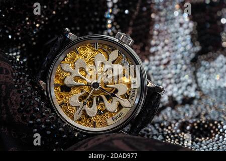 NAKHON RATCHASIMA, THAILANDIA – 8 OTTOBRE 2020 : Antiquariato orologio Patek Philippe con sfondo glitter. Foto Stock