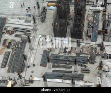 Cantiere edile con lavoratori visti dall'alto Foto Stock