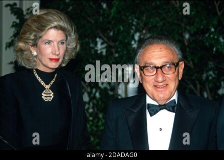 L'ex Segretario di Stato degli Stati Uniti Henry A. Kissinger e sua moglie, Nancy, arrivano alla Casa Bianca per la cena ufficiale in onore del primo Ministro Margaret Thatcher della Gran Bretagna a Washington, DC il 16 novembre 1988.Credit: Ron Sachs/CNP | utilizzo in tutto il mondo Foto Stock