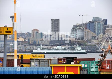 Vista del molo di imbarco e del paesaggio urbano di Seattle sullo sfondo, tra cui Space Needle, ruota panoramica e traghetto WA, WA, USA. Foto Stock