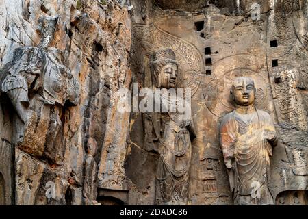 Le Grotte di Longmen con le figure del Buddha iniziano con la dinastia dei Wei del Nord nel 493 d.C. È una delle quattro grotte più importanti della Cina. Foto Stock