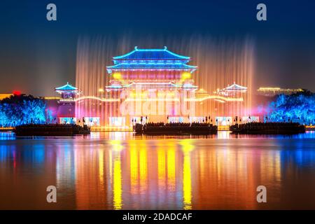 La vista notturna della Torre Ziyun, è un famoso edificio antico a Xi'an, Cina. Foto Stock