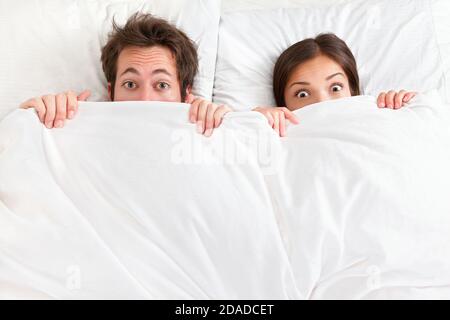 Funny giovane a letto Foto Stock