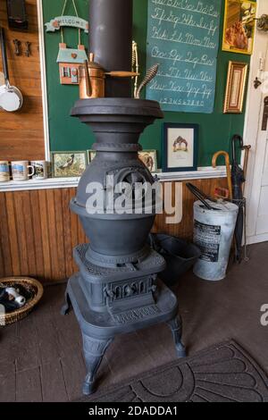 Un palcoscenico in ghisa e cimeli vintage donati al museo della scuola Henry a Wayan, Idaho. Foto Stock