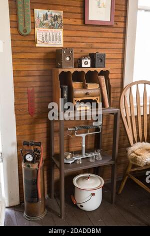 Cimeli d'epoca, tra cui un vecchio estintore in ottone, bilance e vecchie macchine fotografiche donate al museo della scuola Henry a Wayan, Idaho. Foto Stock