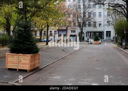 Berlino, Germania. 11 Nov 2020. La zona settentrionale di Lausitzer Platz, recentemente calmata dal traffico, a Kreuzberg, tra Waldemarstraße e Eisenbahnstraße. L'area è chiusa al traffico motorizzato e designata come zona pedonale. Il parcheggio è vietato, è consentito andare in bicicletta. Credit: Jens Kalaene/dpa-Zentralbild/ZB/dpa/Alamy Live News Foto Stock