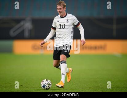 11 novembre 2020, Sassonia, Lipsia: Calcio: Partite internazionali, Germania - Repubblica Ceca, nella Red Bull Arena. La Germania Julian Brandt gioca la palla. Foto: Robert Michael/dpa-Zentralbild/dpa - NOTA IMPORTANTE: In conformità con le norme del DFL Deutsche Fußball Liga e del DFB Deutscher Fußball-Bund, è vietato sfruttare o aver sfruttato nello stadio e/o nel gioco le fotografie scattate sotto forma di sequenze di immagini e/o serie di foto di tipo video. Foto Stock