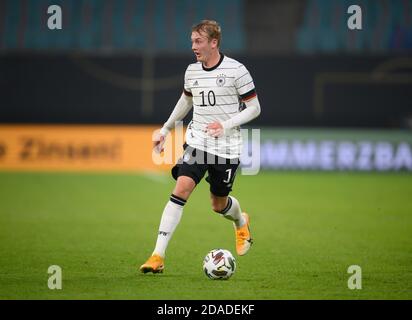 11 novembre 2020, Sassonia, Lipsia: Calcio: Partite internazionali, Germania - Repubblica Ceca, nella Red Bull Arena. La Germania Julian Brandt gioca la palla. Foto: Robert Michael/dpa-Zentralbild/dpa - NOTA IMPORTANTE: In conformità con le norme del DFL Deutsche Fußball Liga e del DFB Deutscher Fußball-Bund, è vietato sfruttare o aver sfruttato nello stadio e/o nel gioco le fotografie scattate sotto forma di sequenze di immagini e/o serie di foto di tipo video. Foto Stock