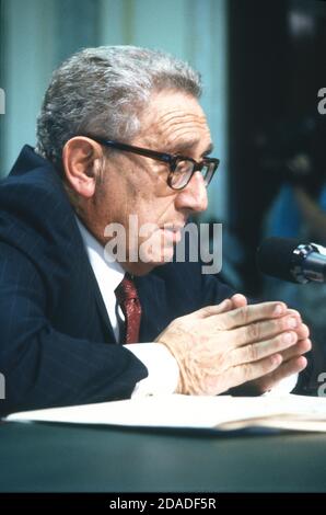 L'ex Segretario di Stato degli Stati Uniti Henry A. Kissinger testimonia davanti al Comitato del Senato degli Stati Uniti sui servizi Armed su Capitol Hill a Washington, DC il 28 novembre 1990.Credit: Howard L. Sachs / CNP / MediaPunch Foto Stock