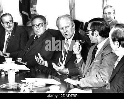 Il presidente degli Stati Uniti Gerald R. Ford incontra un gruppo bipartisan di senatori americani, recentemente rientrati da una visita d'inchiesta in Unione Sovietica alla Casa Bianca di Washington, DC, il 17 luglio 1975. Nella foto da sinistra a destra: Il leader delle minoranze DEL Senato AMERICANO Hugh Scott (repubblicano della Pennsylvania), il Segretario di Stato americano Henry A. Kissinger, il Presidente Ford, il Segretario del Tesoro americano William Simon, il Senatore statunitense e l'ex Vice Presidente statunitense Hubert H. Humphrey (democratico del Minnesota.Credit: Benjamin E. 'gene' Forte / CNP / MediaPunch Foto Stock