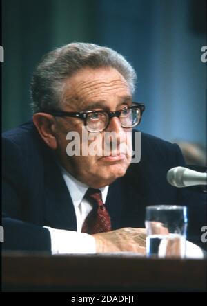 L'ex Segretario di Stato degli Stati Uniti Henry A. Kissinger testimonia davanti al Comitato del Senato degli Stati Uniti sui servizi Armed su Capitol Hill a Washington, DC il 28 novembre 1990.Credit: Howard L. Sachs / CNP / MediaPunch Foto Stock