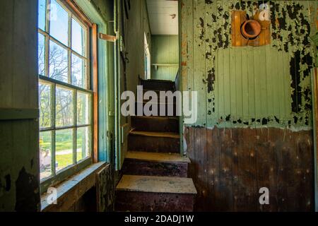 Una scalinata irregolare all'interno di un vecchio edificio a Valley Forge Parco storico nazionale Foto Stock