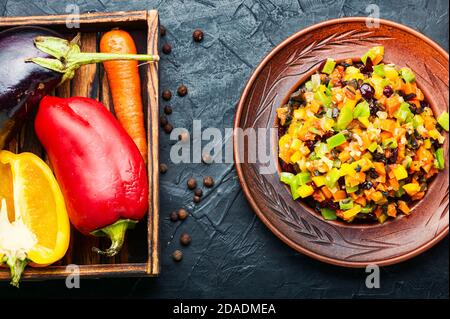 Gustoso piatto di verdure o ragout. Fette di verdure stufate. Sano pranzo vegetariano Foto Stock