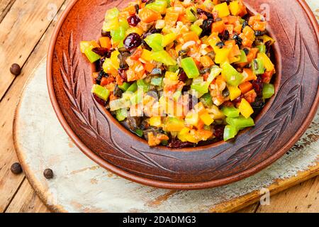 Deliziose verdure saltate o stufate. Fette di verdure stufate su un piatto. Foto Stock