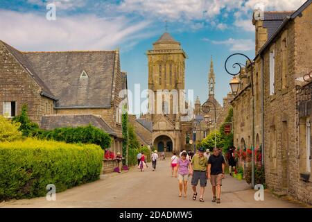 LOCRONAN, BRETAGNA, FRANCIA - Vista della grande piazza, a Locronan uno dei più bei villaggi della Bretagna francese, dove i turisti sconosciuti passeggiano. Foto Stock