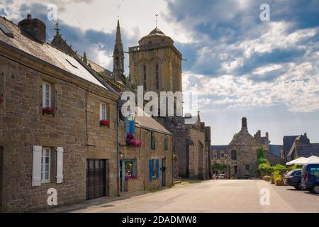 LOCRONAN, BRETAGNA, FRANCIA - Vista della grande piazza, a Locronan uno dei più bei villaggi della Bretagna francese, dove i turisti sconosciuti passeggiano. Foto Stock