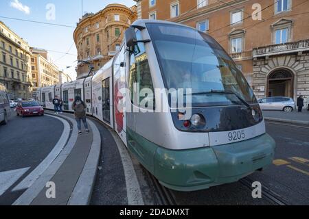 ROMA, ITALIA - 23 marzo 2018: Un tram che attraversa Roma e trasporta passeggeri Foto Stock